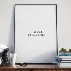 Go wild, just for a while - plakat typograficzny w ramie , wymiary - 50cm x 70cm, wersja - białe napisy + czarne tło, kolor ramki - czarny