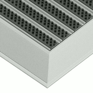Aluminium-Fußmatte mit Bürsteneinlage - Clean Scrub 60 x 90 cm 17 mm Schwarz Rampenprofil
