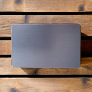 Wizytówka NFC metalowa grawerowana z Twoim własnym logo Metal + PVC - Front ze stali nierdzewnej + Tył z plastiku w kolorze stali nierdzewnej (grawer