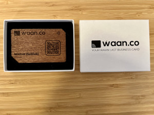 Zestaw 5 wizytówek NFC z drewna (eko) z Twoim własnym grawerowanym logo Sapele
