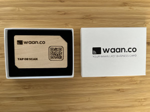 Wizytówka NFC z drewna (eko) z Twoim własnym grawerowanym logo Buk