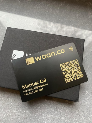 Nowość! Czarna Metalowa Wizytówka NFC z Twoim Logo | Grawerowana Obustronnie Złoty