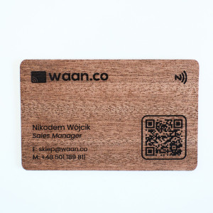 Wizytówka NFC z drewna (eko) z Twoim własnym grawerowanym logo Sapele