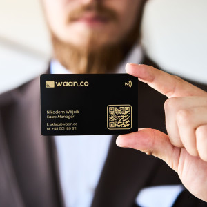 Nowość! Czarna Metalowa Wizytówka NFC z Twoim Logo | Grawerowana Obustronnie Złoty