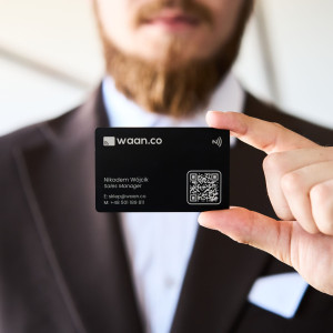 Nowość! Czarna Metalowa Wizytówka NFC z Twoim Logo | Grawerowana Obustronnie Srebrny