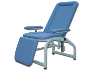 Gima poltrona donatori con struttura in metallo verniciato bianco e imbottitura ignifuga blu