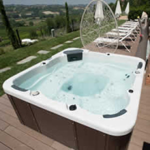 Piscine Italia Vasca idromassaggio da esterno 6 posti Cristallo color caffè