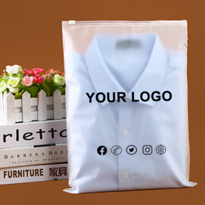 Cozelopack 50 Stück mattierte Plastiktüten mit Reißverschlussverschluss für Kleidung, Reißverschlusstaschen mit Logo, bedruckt für Kleidung, Mantel,