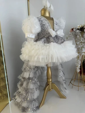 gdybao Maßgeschneiderte weiße Blumenmädchenkleider für die Hochzeit, mehrlagiges Feder-Tüll-Pailletten-Kleid für Kinder mit Schleife,