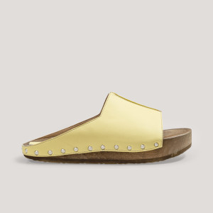 „Pilates, babe!” vegan clogs made from wood and mushrooms