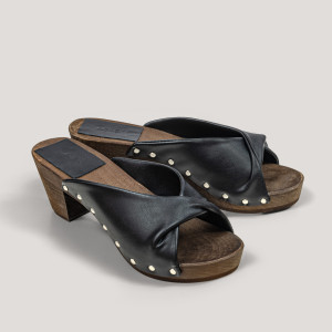 All that she wants! - vegan grape leather clogs: black