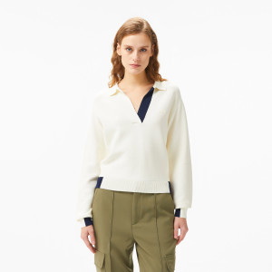 Sweter damski z kołnierzykiem polo z blokadą koloru regular fit kremowy