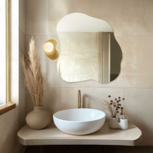 Spiegel in organischer Form mit Lampe – SOLIS OASIS