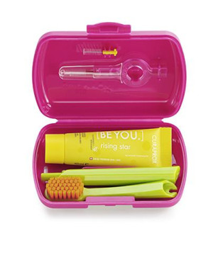 Curaprox Travel Set Zestaw podróżny do czyszczenia jamy ustnej Szczoteczka składana 5460 + Pasta BeYou o smaku grejpfrut - bergamotka, 10 ml + Szczoteczki międzyzębowe, 2 szt., cena, opinie, 