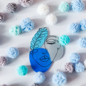 Broszka z twarzą w odcianiach błękitów