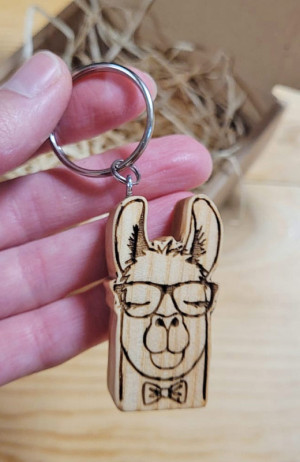 Drewniany brelok "lama/alpaka w okularach"