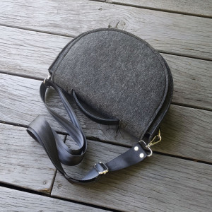 Filcowa półokrągła torebka crossbody - grafitowa