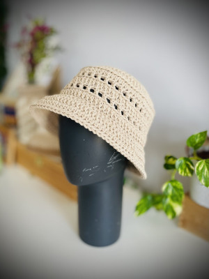 Kapelusz wiosenno-letni inspirowany „bucket hat”