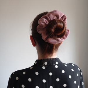 Welurowa gumka do włosów scrunchie