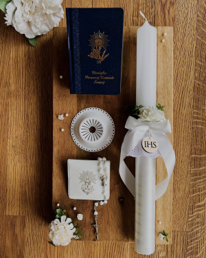 Zestaw na Pierwszą Komunię - świeca personalizowana, różaniec w etui i modlitewnik - okapnik GRATIS