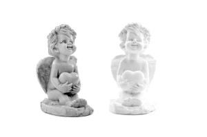 Figurka aniołka z serduszkiem gipsowy 9 cm