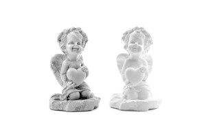 Figurka aniołka z serduszkiem gipsowy 7 cm