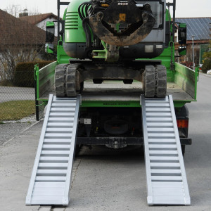 Szyny przeładunkowe ze szczeblami, bez krawędzi, nośność 5 720 kg/para, długość 3 885 mm
