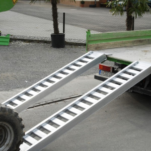Szyny przeładunkowe ze szczeblami, z krawędzią, nośność 5 250 kg/para, długość 3 885 mm