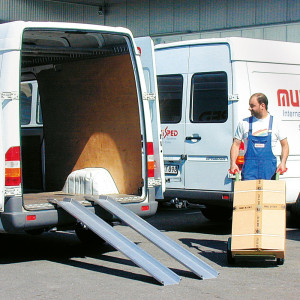 Szyny przeładunkowe Universal, z krawędzią ochronną, nośność 400 kg/para, szer. x dł. 150 x 2 500 mm