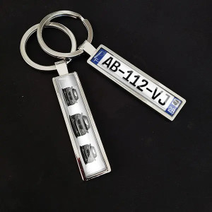 Porte-clés Premium avec le modèle et la plaque d'immatriculation de votre véhicule!  Testez l'aperçu maintenant!