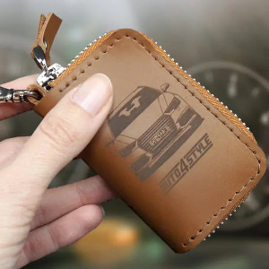 Custodia portachiavi in pelle marrone con il vostro modello di auto e targa!  Prova l'anteprima ora!