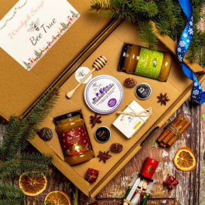 Deluxe Box Bee True - 2xmały miód, 2xperfum, peeling, mydełko, miodownik.