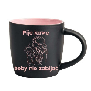 Śmieszny kubek grawerowany latte - piję kawę Różowy