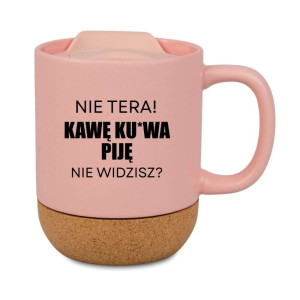 Śmieszny kubek korkowy na prezent różowy - kawę kvrwa piję