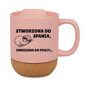 Śmieszny kubek korkowy na prezent różowy - zmuszona do pracy