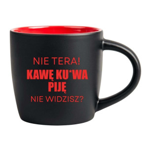 Śmieszny kubek grawerowany latte - kawę kvrwa piję Czerwony