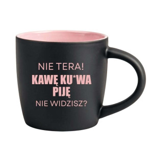 Śmieszny kubek grawerowany latte - kawę kvrwa piję Różowy