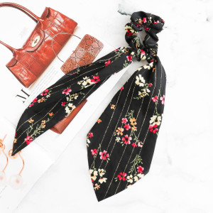 GUMKA SCRUNCHIE DO WŁOSÓW Z APASZKĄ KOLOR CZARNY KWIATY