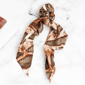 GUMKA SCRUNCHIE DO WŁOSÓW Z APASZKĄ KOLOR BRĄZOWY