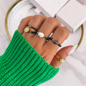 PIERŚCIONEK NA GUMCE ZE STALI CHIRURGICZNEJ PERŁA HODOWLANA CZARNE KORALIKI