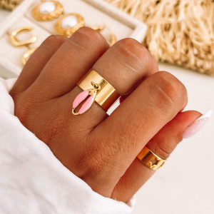 ZŁOTY PIERŚCIONEK ZE STALI CHIRURGICZNEJ SZEROKA OBRĄCZKA RÓŻOWA EMALIOWANA MUSZELKA