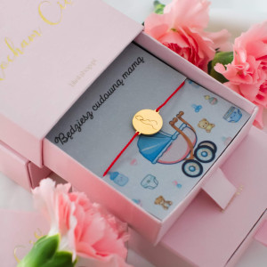 BRANSOLETKA NA BABY SHOWER Z GRAWEREM NA CZERWONYM SZNURKU STAL CHIRURGICZNA