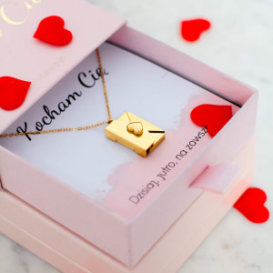 NASZYJNIK LOVE LETTER KOPERTA Z UKRYTYM GRAWEREM KOCHAM CIĘ PREZENT DLA NIEJ STAL CHIRURGICZNA