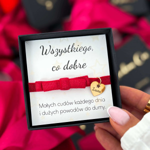 POZŁACANA BRANSOLETKA NA CZERWONEJ TASIEMCE Z SERCEM – PERSONALIZOWANA BIŻUTERIA