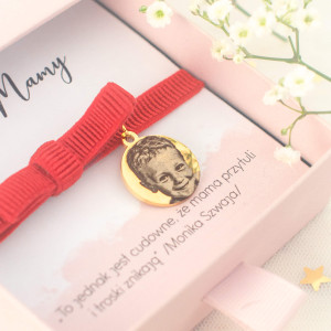 CZERWONA BRANSOLETKA ZE ZDJĘCIEM KOKARDKA PERSONALIZOWANY PREZENT DLA MAMY