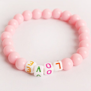 BRANSOLETKA KORALIKI LITERKI LOVE PUDROWY RÓŻ