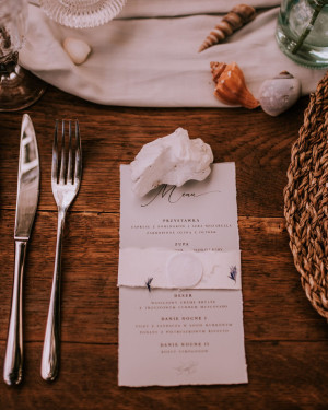 Szare menu Oceana z obwolutą