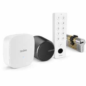 Inteligentny zamek Tedee Lock GO2 - aluminium, grafitowy, z czarnym przyciskiem + Tedee Bridge + biała klawiatura Tedee 2.0 + wkładka EXXO SMART MZ 61