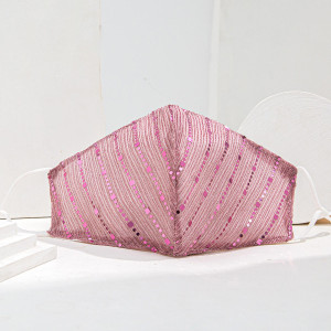 Mascherina in tessuto elegante rosa chiaro