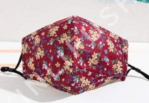 Masque en tissu Masque avec des fleurs peintes en rouge
